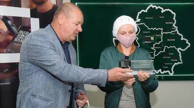 10-миллионный талон по QR через Оплати&#8482 приобрела жительница Барановичей. Ей вручили смартфон