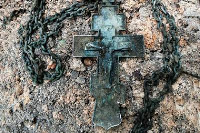 В воронке времен Великой Отечественной нашли драгоценный крест
