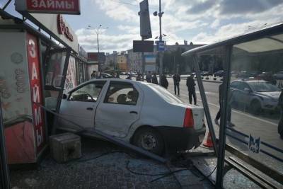 Автомобиль протаранил автобусную остановку в центре Пскова