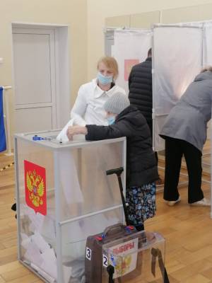 В Ломоносовском районе на выборах проголосовала 101-летняя женщина — фото