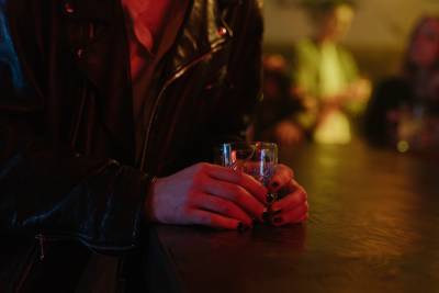 Почему подростки становятся алкоголиками?
