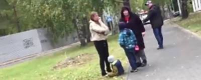 На улице Новосибирска женщина пнула своего трёхлетнего сына на глазах у прохожих