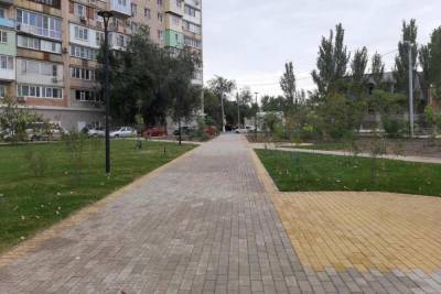 В Астрахани на Чехова завершают реконструкцию сквера