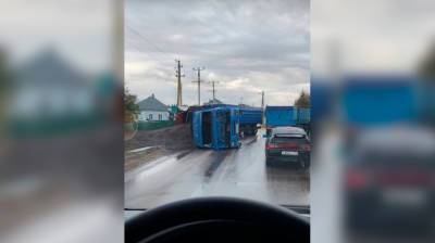 Под Воронежем опрокинулся гружённый семечками грузовик с пьяным водителем