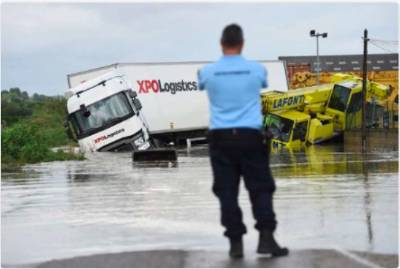 Во Франции из-за наводнения погибли люди и остановились поезда