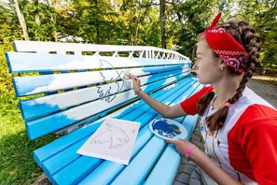 Российские школьники воссоздали на скамейке знаменитую картину Пикассо