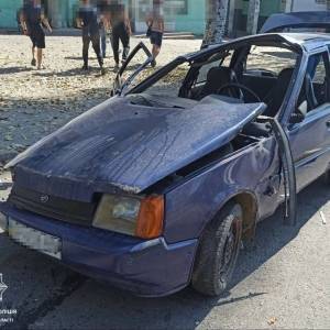 В Запорожье пьяный водитель «Славуты» врезался в припаркованный автомобиль. Фото