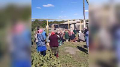 Родные и соседи собрались у дома убитой в воронежском селе семьи: появилось видео
