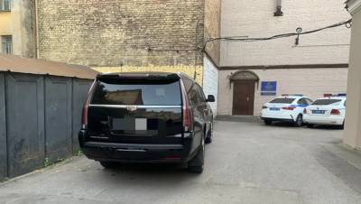 Сбившего подростков водителя Cadillac в Петербурге нашли за сутки