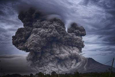 На Канарах эвакуируют до 10 тысяч человек из-за извержения вулкана