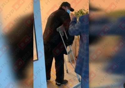 Пьяный мужчина на костылях и с пистолетом пришел на избирательный участок в Новом Уренгое