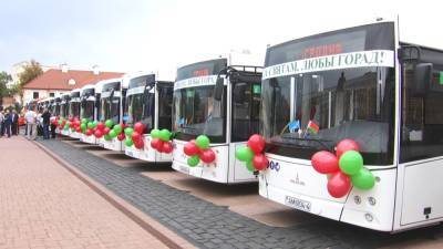 13 новых городских автобусов и четыре спецавтомобиля для коммунальных служб. Такой подарок ко Дню народного единства получили сегодня жители Гродно