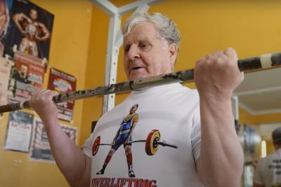 81-летний атлет из Тверской области поразил известного жимовика и YouTube-блогера