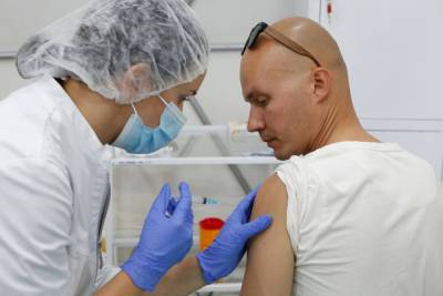 Большинство россиян поддержали идею о выходных после прививки от COVID-19