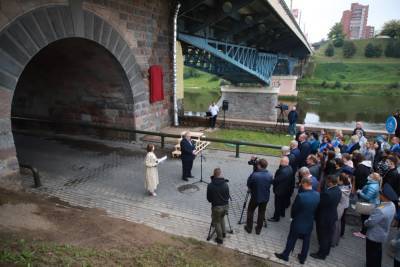 Восстановленные исторические таблички в честь воссоединения Беларуси установили на Старом мосту в Гродно