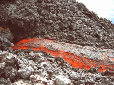 Пепел от уже второго проснувшегося в Европе вулкана достиг высоты 9 км