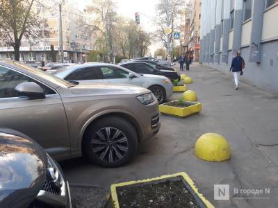 Ограждения снова установили вдоль тротуара на улице Варварской в Нижнем Новгороде