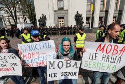 На Украине отказались менять закон о языке из-за «многотысячной армии у границ»