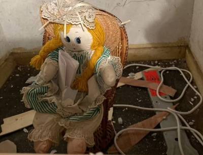 Житель Британии обнаружил в стене тряпичную куклу с жуткой запиской (ФОТО)