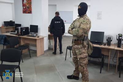 Подпольные call-центр. Мошенники украли десятки миллионов с банковских счетов украинцев