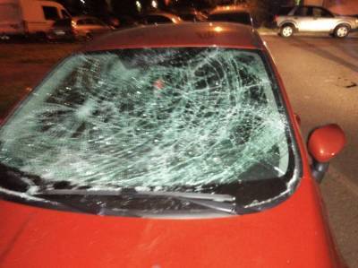 На юго-западе Петербурга хулиган нанес повреждения трем припаркованным авто