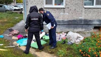 Мать оставила без присмотра: в Томске трехлетняя малышка упала с пятого этажа
