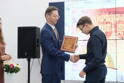 Именные стипендии заполучили лучшие школьники, студенты и аспиранты Великого Новгорода