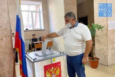 Ректор ДГПУ Нариман Асваров проголосовал на избирательном участке в Махачкале