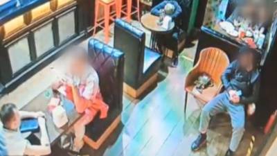 Мужчина украл кошелек с деньгами у знакомого в одном из кафе Москвы