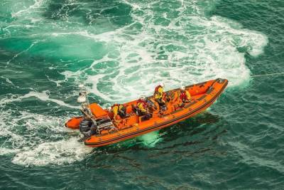 Спасатели на Сахалине ищут двух рыбаков, пропавших в Охотском море