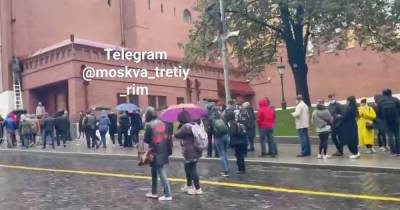 Гигантская очередь в Мавзолей на Красной площади попала на видео
