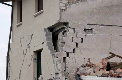 В Китае в результате разрушительного землетрясения погибли люди и мира