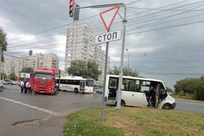 При столкновении фуры с маршруткой в Волгограде пострадали 2 человека