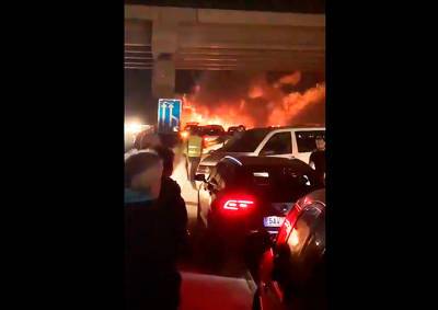 На автомагистрали в Чехии загорелась цистерна с пальмовым маслом: видео