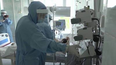 Правительство выделит почти 3 млрд рублей на единовременные выплаты медикам, которые лечат больных коронавирусом