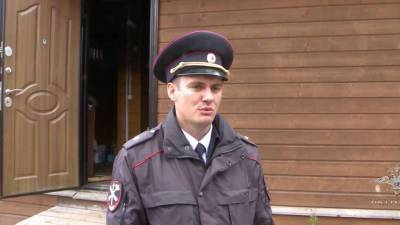 В Вологодской области двое полицейских спасли из горящего дома девочку, маму и котенка