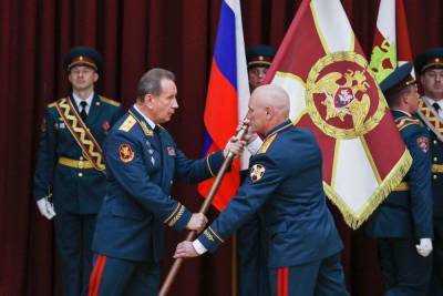 Генерал армии вручил командующему Северо-Кавказским округом Росгвардии личный штандарт