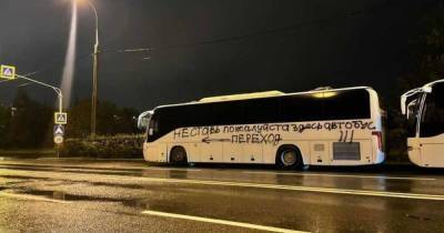 Неизвестные оставили послание водителю автобуса и возмутили россиян