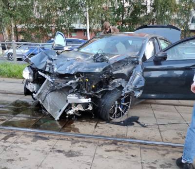 Фото: Новенькая BMW проскользила 50 метров по рельсам после столкновения с трамваем в Петербурге
