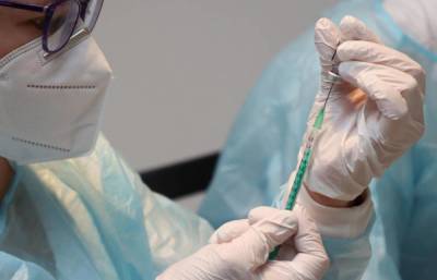 Обязательную вакцинацию от коронавируса призывают ввести в России
