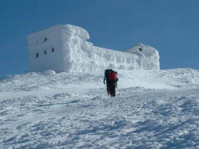 На горе Поп Иван в Карпатах ударил мороз: синоптики обещают снег