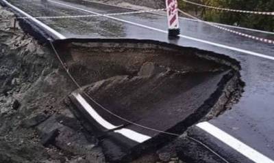 В Брянской области разрушилась новая дорога, торжественно открытая чиновниками