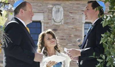 Впервые в США действующий губернатор-гей женился на своем партнере