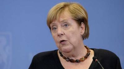 “Нет диктатуре”: Меркель простилась с избирателями под улюлюканья противников