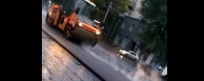 В Ленинском районе Новосибирска во время дождя начали укладывать асфальт
