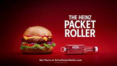Бренд Heinz представил устройство для пакетиков с кетчупом, позволяющее выдавить всё до последней капли