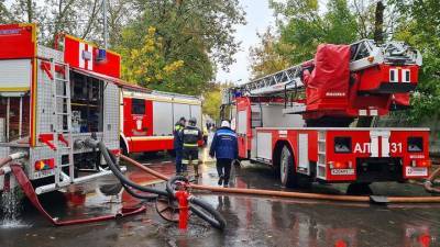 Пожарные ликвидировали открытое горение в ангаре в Подмосковье