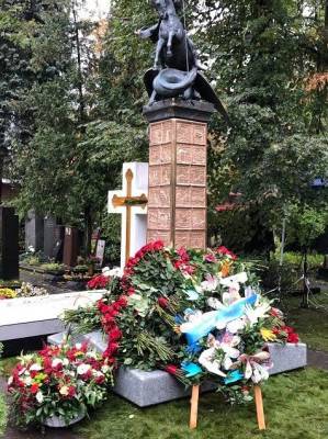 Памятник Юрию Лужкову на его могиле венчает статуя Георгия Победоносца
