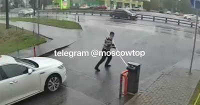 Московский таксист сломал шлагбаум и попал на видео