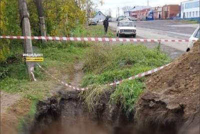 Мужчина шагнул в коммунальную яму и погиб в Новосибирской области